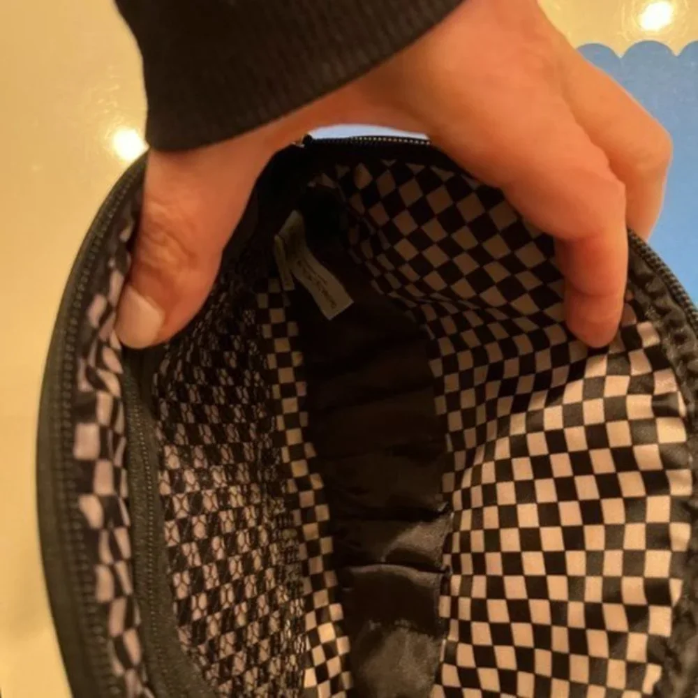 Bloomingdales Make-Up / Travel Bag (New) (Home dec-x)‎